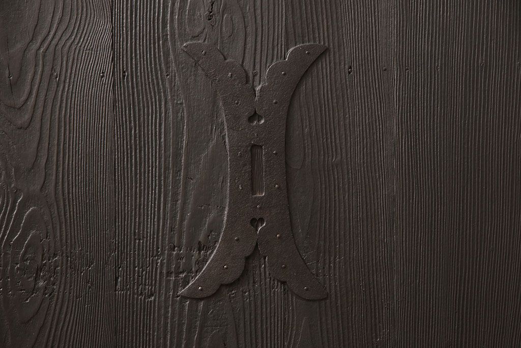 アンティーク蔵戸をリペア&カスタム!高さと幅をリサイズし、上下桟をフラットに加工。ダークブラウンに着色し外部用塗装で仕上げ。(玄関戸、玄関ドア)