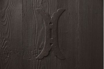 アンティーク蔵戸をリペア&カスタム!高さと幅をリサイズし、上下桟をフラットに加工。ダークブラウンに着色し外部用塗装で仕上げ。(玄関戸、玄関ドア)