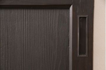 アンティーク蔵戸をリペア&カスタム!高さと幅をリサイズし、上下桟をフラットに加工。ダークブラウンに着色し外部用塗装で仕上げ。(玄関戸、玄関ドア)