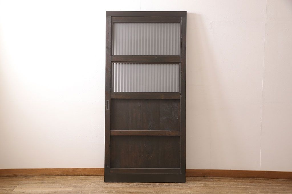 アンティーク蔵戸をリペア&カスタム!高さと幅をリサイズし、上下桟をフラットに加工。ダークブラウンに着色し外部用塗装で仕上げ。(玄関戸、玄関ドア)