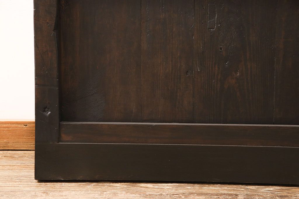 アンティーク蔵戸をリペア&カスタム!高さと幅をリサイズし、上下桟をフラットに加工。ダークブラウンに着色し外部用塗装で仕上げ。(玄関戸、玄関ドア)