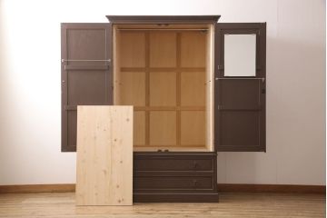 ワードローブをリペア&カスタム!可動式の棚板を取り付け、全体をダークブラウンにペイント。(洋服タンス)