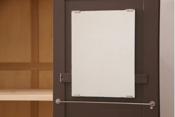 ワードローブをリペア&カスタム!可動式の棚板を取り付け、全体をダークブラウンにペイント。(洋服タンス)