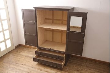 ワードローブをリペア&カスタム!可動式の棚板を取り付け、全体をダークブラウンにペイント。(洋服タンス)