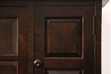 北海道民芸家具のサイドボードをリペア&カスタム!木製脚を取り付け、本体の色に合わせて着色し仕上げ。(キャビネット、収納棚、リビングボード)