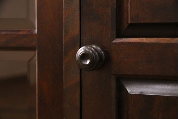 北海道民芸家具のサイドボードをリペア&カスタム!木製脚を取り付け、本体の色に合わせて着色し仕上げ。(キャビネット、収納棚、リビングボード)