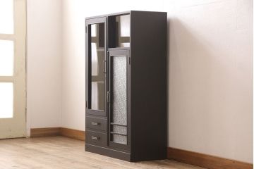 ガラス戸棚をリペア&カスタム!棚板を可動式に変更し、全体をマットブラックでペイント。(収納棚、キャビネット)