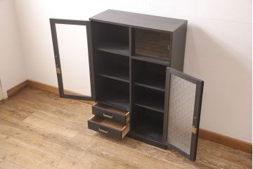 ガラス戸棚をリペア&カスタム!棚板を可動式に変更し、全体をマットブラックでペイント。(収納棚、キャビネット)