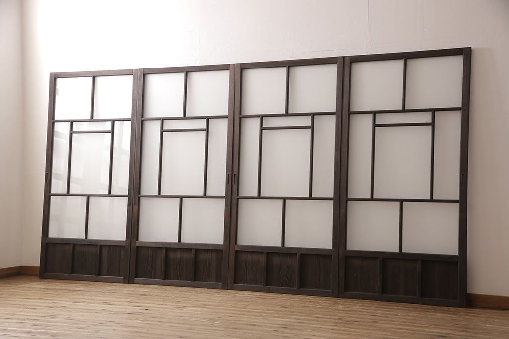 アンティークガラス戸4枚をリペア&カスタム!高さと幅をリサイズし、引手・戸車を取り付け。ガラスはすりガラスに変更し、本体はブラウンに着色し仕上げ。(引き戸、建具)