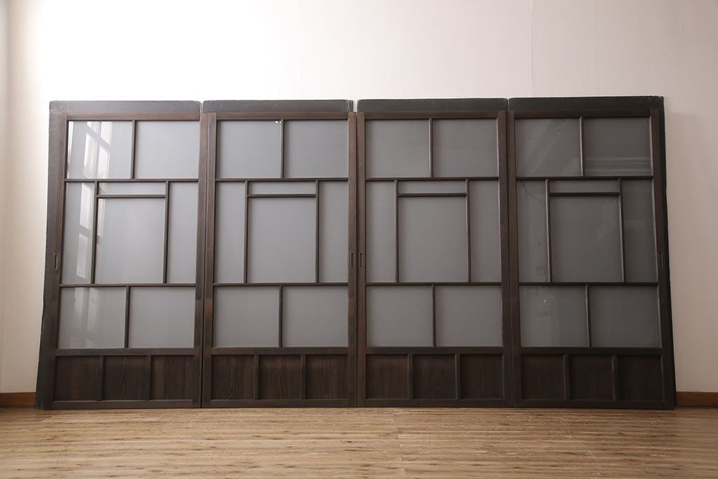 アンティークガラス戸4枚をリペア&カスタム!高さと幅をリサイズし、引手・戸車を取り付け。ガラスはすりガラスに変更し、本体はブラウンに着色し仕上げ。(引き戸、建具)