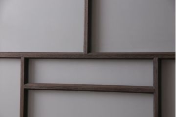 アンティークガラス戸4枚をリペア&カスタム!高さと幅をリサイズし、引手・戸車を取り付け。ガラスはすりガラスに変更し、本体はブラウンに着色し仕上げ。(引き戸、建具)