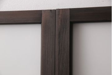 アンティークガラス戸4枚をリペア&カスタム!高さと幅をリサイズし、引手・戸車を取り付け。ガラスはすりガラスに変更し、本体はブラウンに着色し仕上げ。(引き戸、建具)