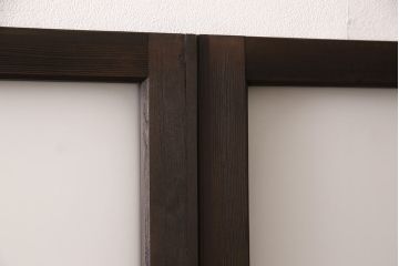 アンティークガラス戸4枚をリペア&カスタム!高さと幅をリサイズし、引手・戸車を取り付け。ガラスはすりガラスに変更し、本体はブラウンに着色し仕上げ。(引き戸、建具)