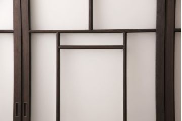 アンティークガラス戸4枚をリペア&カスタム!高さと幅をリサイズし、引手・戸車を取り付け。ガラスはすりガラスに変更し、本体はブラウンに着色し仕上げ。(引き戸、建具)