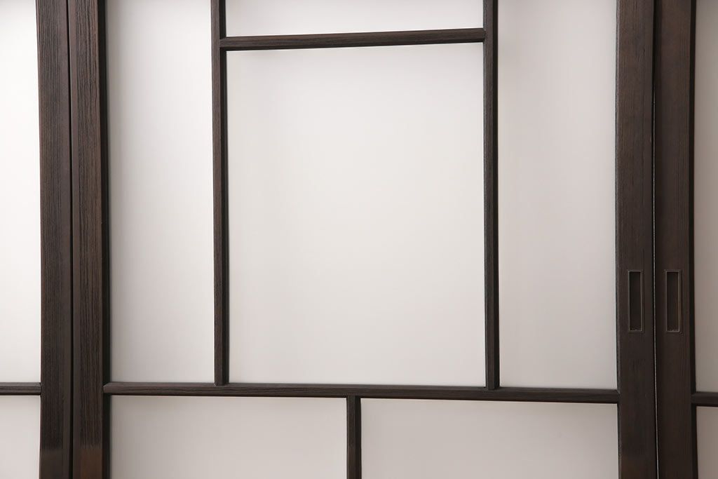 アンティークガラス戸4枚をリペア&カスタム!高さと幅をリサイズし、引手・戸車を取り付け。ガラスはすりガラスに変更し、本体はブラウンに着色し仕上げ。(引き戸、建具)