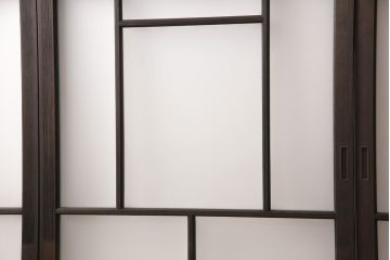 アンティークガラス戸4枚をリペア&カスタム!高さと幅をリサイズし、引手・戸車を取り付け。ガラスはすりガラスに変更し、本体はブラウンに着色し仕上げ。(引き戸、建具)