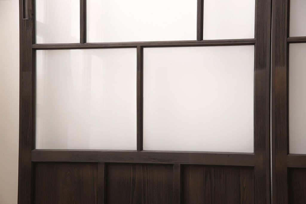 アンティークガラス戸4枚をリペア&カスタム!高さと幅をリサイズし、引手・戸車を取り付け。ガラスはすりガラスに変更し、本体はブラウンに着色し仕上げ。(引き戸、建具)