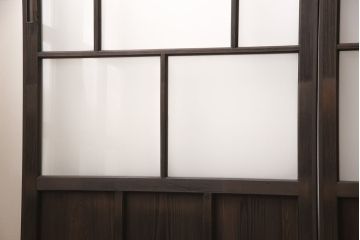 アンティークガラス戸4枚をリペア&カスタム!高さと幅をリサイズし、引手・戸車を取り付け。ガラスはすりガラスに変更し、本体はブラウンに着色し仕上げ。(引き戸、建具)