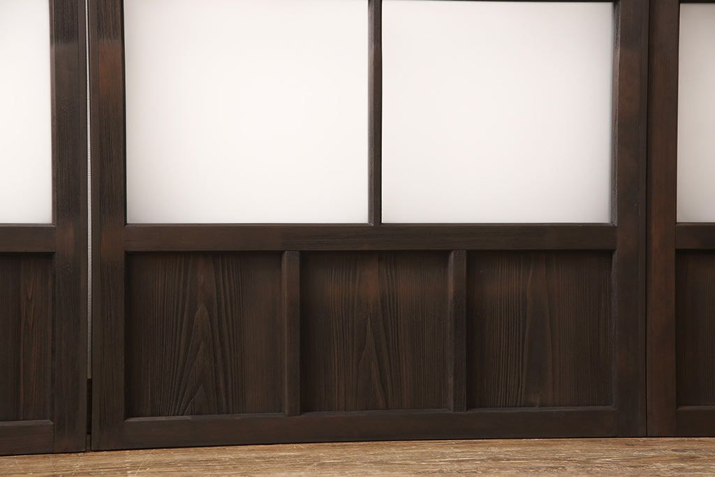 アンティークガラス戸4枚をリペア&カスタム!高さと幅をリサイズし、引手・戸車を取り付け。ガラスはすりガラスに変更し、本体はブラウンに着色し仕上げ。(引き戸、建具)