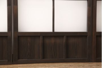 アンティークガラス戸4枚をリペア&カスタム!高さと幅をリサイズし、引手・戸車を取り付け。ガラスはすりガラスに変更し、本体はブラウンに着色し仕上げ。(引き戸、建具)