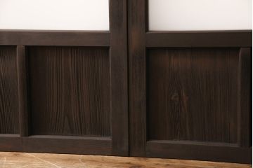 アンティークガラス戸4枚をリペア&カスタム!高さと幅をリサイズし、引手・戸車を取り付け。ガラスはすりガラスに変更し、本体はブラウンに着色し仕上げ。(引き戸、建具)