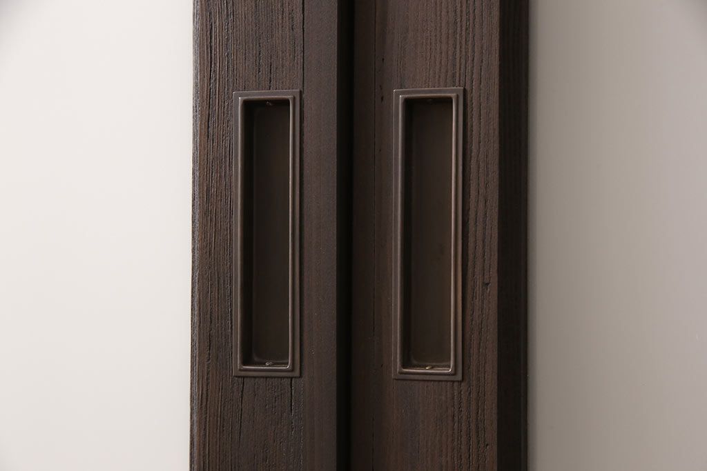 アンティークガラス戸4枚をリペア&カスタム!高さと幅をリサイズし、引手・戸車を取り付け。ガラスはすりガラスに変更し、本体はブラウンに着色し仕上げ。(引き戸、建具)