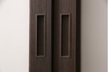 アンティークガラス戸4枚をリペア&カスタム!高さと幅をリサイズし、引手・戸車を取り付け。ガラスはすりガラスに変更し、本体はブラウンに着色し仕上げ。(引き戸、建具)