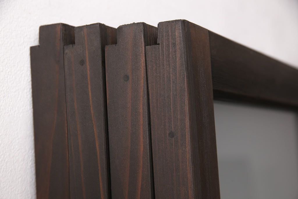 アンティークガラス戸4枚をリペア&カスタム!高さと幅をリサイズし、引手・戸車を取り付け。ガラスはすりガラスに変更し、本体はブラウンに着色し仕上げ。(引き戸、建具)