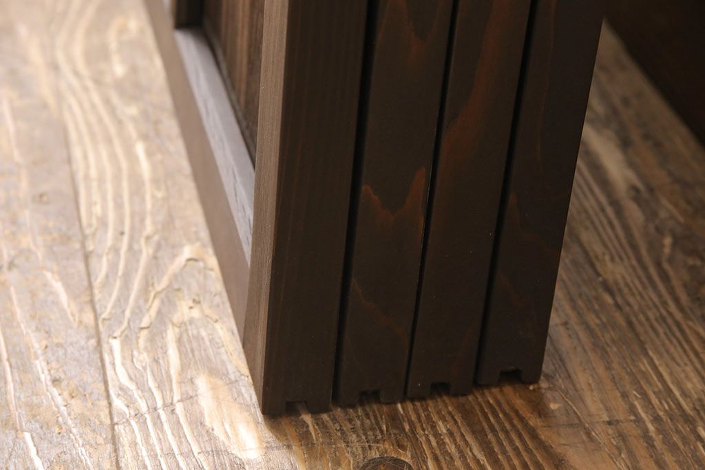 アンティークガラス戸4枚をリペア&カスタム!高さと幅をリサイズし、引手・戸車を取り付け。ガラスはすりガラスに変更し、本体はブラウンに着色し仕上げ。(引き戸、建具)