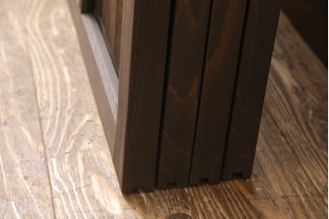 アンティークガラス戸4枚をリペア&カスタム!高さと幅をリサイズし、引手・戸車を取り付け。ガラスはすりガラスに変更し、本体はブラウンに着色し仕上げ。(引き戸、建具)