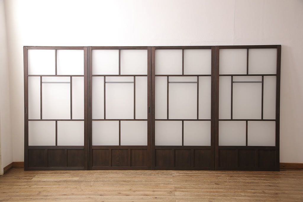 アンティークガラス戸4枚をリペア&カスタム!高さと幅をリサイズし、引手・戸車を取り付け。ガラスはすりガラスに変更し、本体はブラウンに着色し仕上げ。(引き戸、建具)