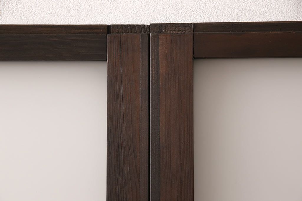 アンティークガラス戸4枚をリペア&カスタム!高さと幅をリサイズし、引手・戸車を取り付け。ガラスはすりガラスに変更し、本体はブラウンに着色し仕上げ。(引き戸、建具)