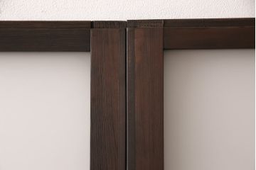 アンティークガラス戸4枚をリペア&カスタム!高さと幅をリサイズし、引手・戸車を取り付け。ガラスはすりガラスに変更し、本体はブラウンに着色し仕上げ。(引き戸、建具)