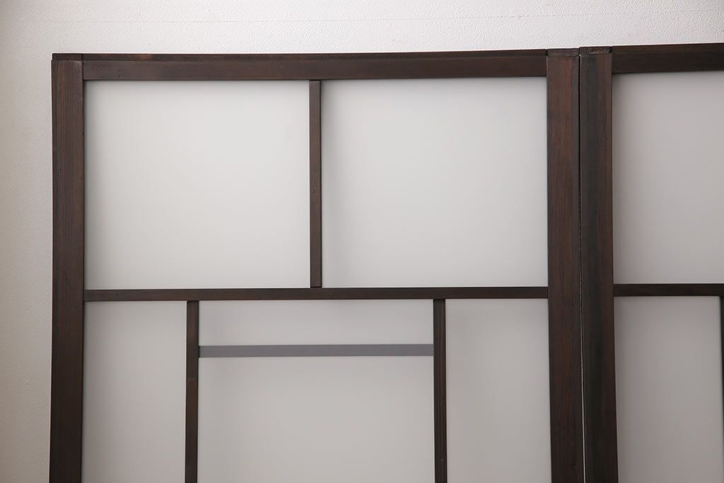 アンティークガラス戸4枚をリペア&カスタム!高さと幅をリサイズし、引手・戸車を取り付け。ガラスはすりガラスに変更し、本体はブラウンに着色し仕上げ。(引き戸、建具)