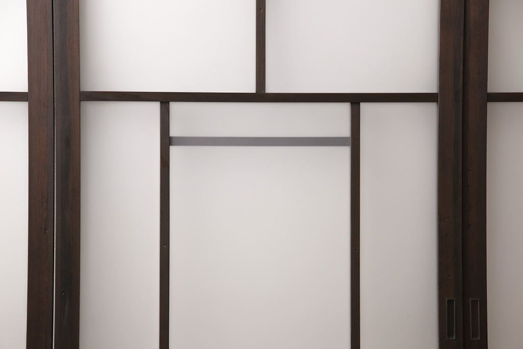 アンティークガラス戸4枚をリペア&カスタム!高さと幅をリサイズし、引手・戸車を取り付け。ガラスはすりガラスに変更し、本体はブラウンに着色し仕上げ。(引き戸、建具)