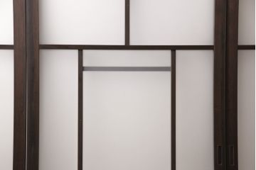 アンティークガラス戸4枚をリペア&カスタム!高さと幅をリサイズし、引手・戸車を取り付け。ガラスはすりガラスに変更し、本体はブラウンに着色し仕上げ。(引き戸、建具)