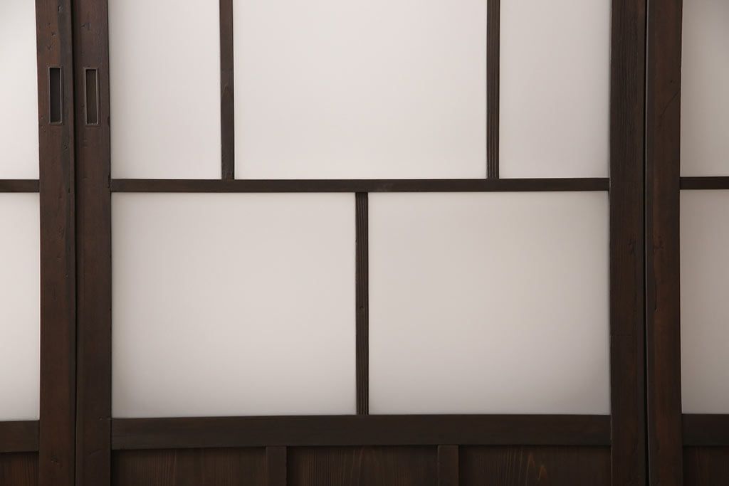 アンティークガラス戸4枚をリペア&カスタム!高さと幅をリサイズし、引手・戸車を取り付け。ガラスはすりガラスに変更し、本体はブラウンに着色し仕上げ。(引き戸、建具)