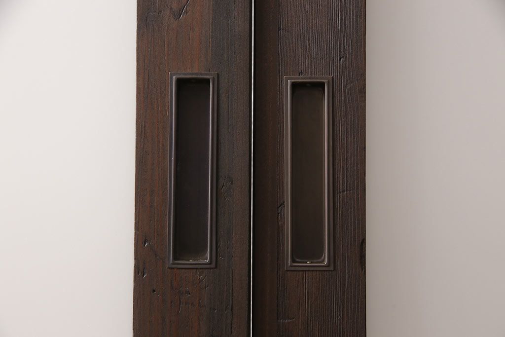 アンティークガラス戸4枚をリペア&カスタム!高さと幅をリサイズし、引手・戸車を取り付け。ガラスはすりガラスに変更し、本体はブラウンに着色し仕上げ。(引き戸、建具)