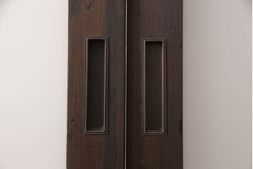 アンティークガラス戸4枚をリペア&カスタム!高さと幅をリサイズし、引手・戸車を取り付け。ガラスはすりガラスに変更し、本体はブラウンに着色し仕上げ。(引き戸、建具)