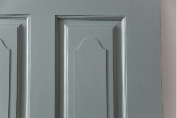 ドアをリペア&カスタム!くすんだ青緑色にペイント。(扉、建具)