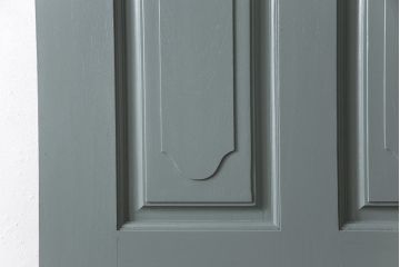 ドアをリペア&カスタム!くすんだ青緑色にペイント。(扉、建具)