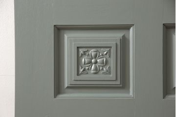 ドアをリペア&カスタム!くすんだ青緑色にペイント。(扉、建具)