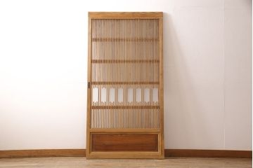 格子戸をリペア&カスタム!高さを高くリサイズし、裏にすりガラスを追加。引手と戸車を取り付け、全体を蜜蝋ワックスで仕上げ。(引き戸、建具)