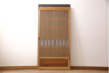 格子戸をリペア&カスタム!高さを高くリサイズし、裏にすりガラスを追加。引手と戸車を取り付け、全体を蜜蝋ワックスで仕上げ。(引き戸、建具)