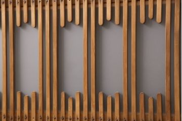 格子戸をリペア&カスタム!高さを高くリサイズし、裏にすりガラスを追加。引手と戸車を取り付け、全体を蜜蝋ワックスで仕上げ。(引き戸、建具)