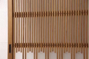 格子戸をリペア&カスタム!高さを高くリサイズし、裏にすりガラスを追加。引手と戸車を取り付け、全体を蜜蝋ワックスで仕上げ。(引き戸、建具)