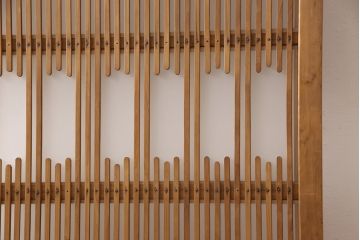 格子戸をリペア&カスタム!高さを高くリサイズし、裏にすりガラスを追加。引手と戸車を取り付け、全体を蜜蝋ワックスで仕上げ。(引き戸、建具)