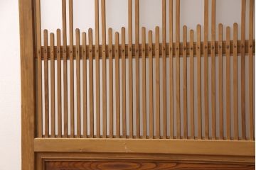 格子戸をリペア&カスタム!高さを高くリサイズし、裏にすりガラスを追加。引手と戸車を取り付け、全体を蜜蝋ワックスで仕上げ。(引き戸、建具)