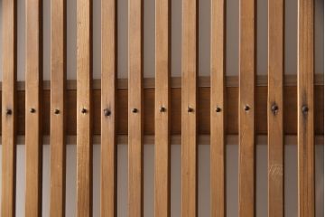 格子戸をリペア&カスタム!高さを高くリサイズし、裏にすりガラスを追加。引手と戸車を取り付け、全体を蜜蝋ワックスで仕上げ。(引き戸、建具)