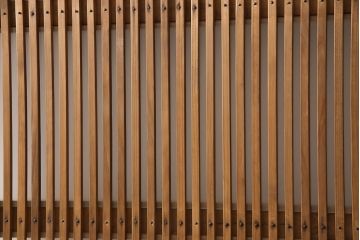 格子戸をリペア&カスタム!高さを高くリサイズし、裏にすりガラスを追加。引手と戸車を取り付け、全体を蜜蝋ワックスで仕上げ。(引き戸、建具)